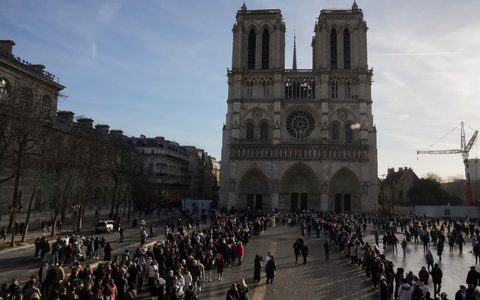 Original-Steine der Kathedrale werden verlost - Foto: Thibault Camus/AP/dpa