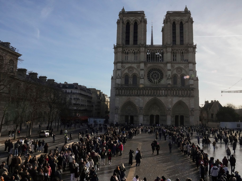 Nach sechsjähriger Renovierung sollen ab 20. September wieder die beiden Türme der Pariser Notre-Dame öffnen. (Archivbild) - Foto: Thibault Camus/AP/dpa