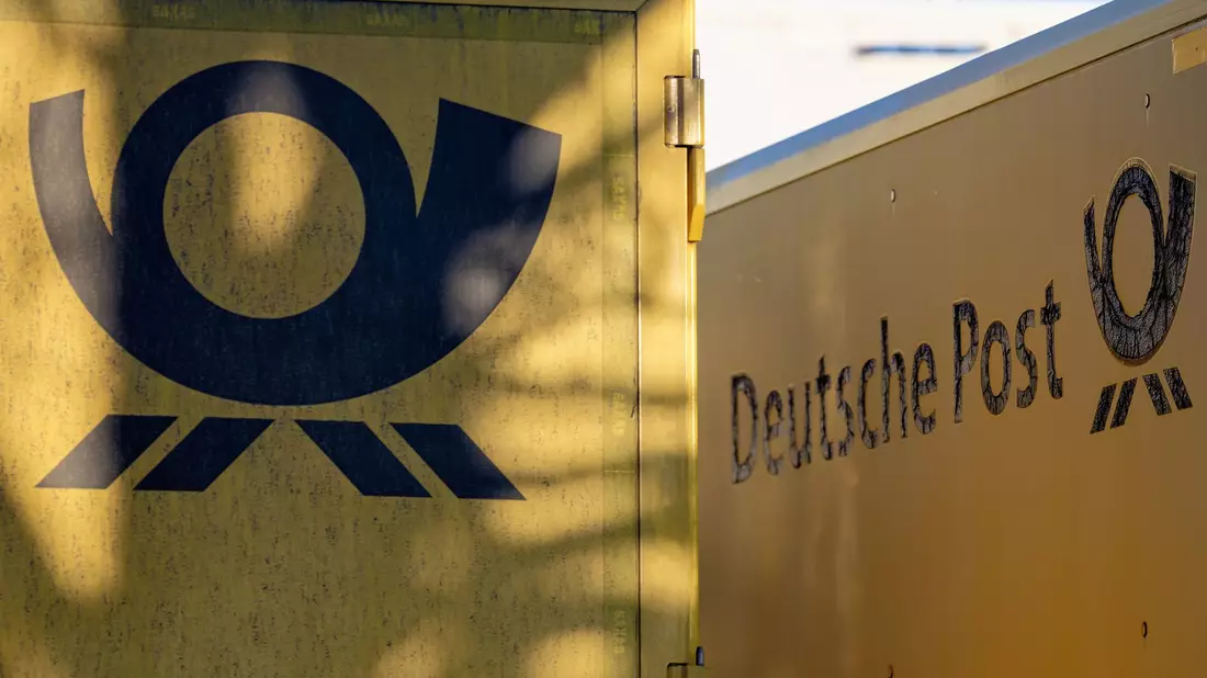 Von dem Stellenabbau ist der Brief- und Paketbereich von DHL in Deutschland betroffen. - Bild: Henning Kaiser/dpa