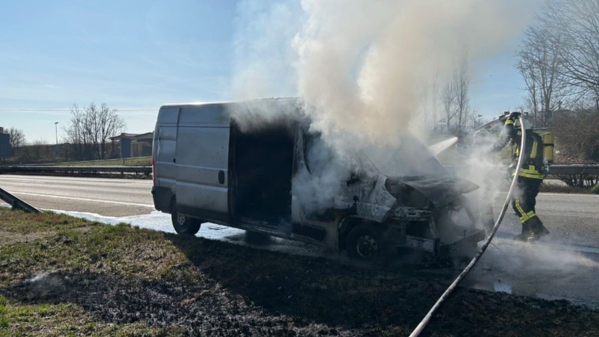 POL-PDLD: A65/Edenkoben - Brennender Transporter - Foto: presseportal.de