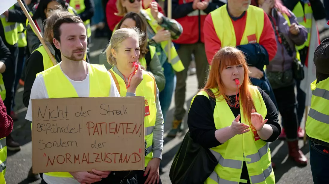Mehr Geld, mehr Zeit: Dafür protestieren die Beschäftigten im öffentlichen Dienst. - Bild: Henning Kaiser/dpa