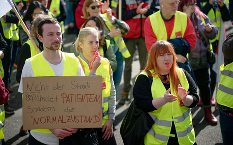Mehr Geld, mehr Zeit: Dafür protestieren die Beschäftigten im öffentlichen Dienst. - Foto: Henning Kaiser/dpa