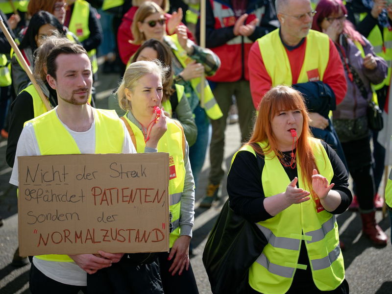 Mehr Geld, mehr Zeit: Dafür protestieren die Beschäftigten im öffentlichen Dienst. - Foto: Henning Kaiser/dpa