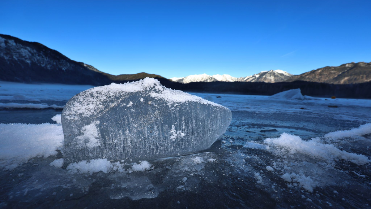 Der Eibsee, ein beliebtes Ziel für Urlauber und Ausflügler am Fuß der Zugspitze, war am Donnerstag noch teilweise zugefroren. (Archivbild) - Foto: Karl-Josef Hildenbrand/dpa