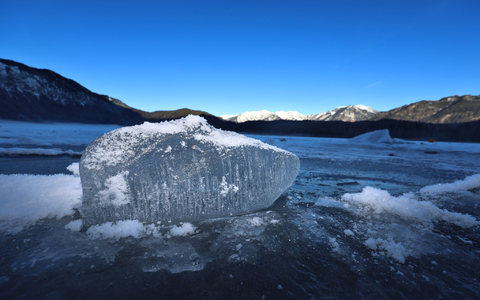 Der Eibsee, ein beliebtes Ziel für Urlauber und Ausflügler am Fuß der Zugspitze, war am Donnerstag noch teilweise zugefroren. (Archivbild) - Foto: Karl-Josef Hildenbrand/dpa