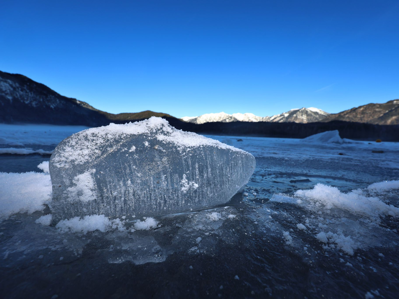 Der Eibsee, ein beliebtes Ziel für Urlauber und Ausflügler am Fuß der Zugspitze, war am Donnerstag noch teilweise zugefroren. (Archivbild) - Foto: Karl-Josef Hildenbrand/dpa