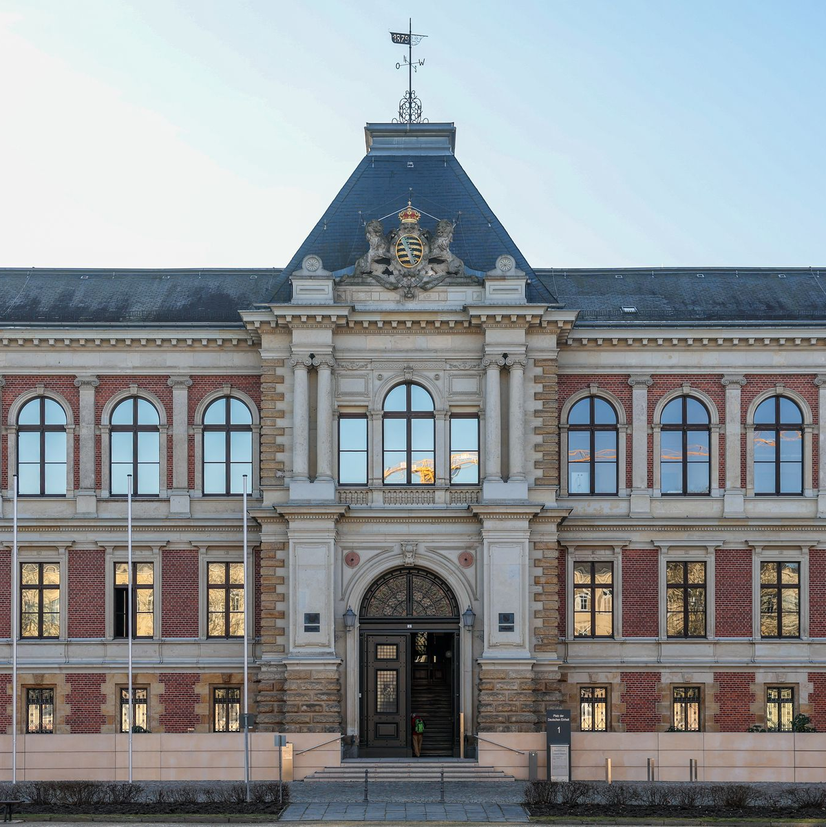Das Landgericht Zwickau. Hier wird der Prozess um den Dreifachmord von Tirpersdorf im Vogtland verhandelt.  - Foto: Jan Woitas/dpa