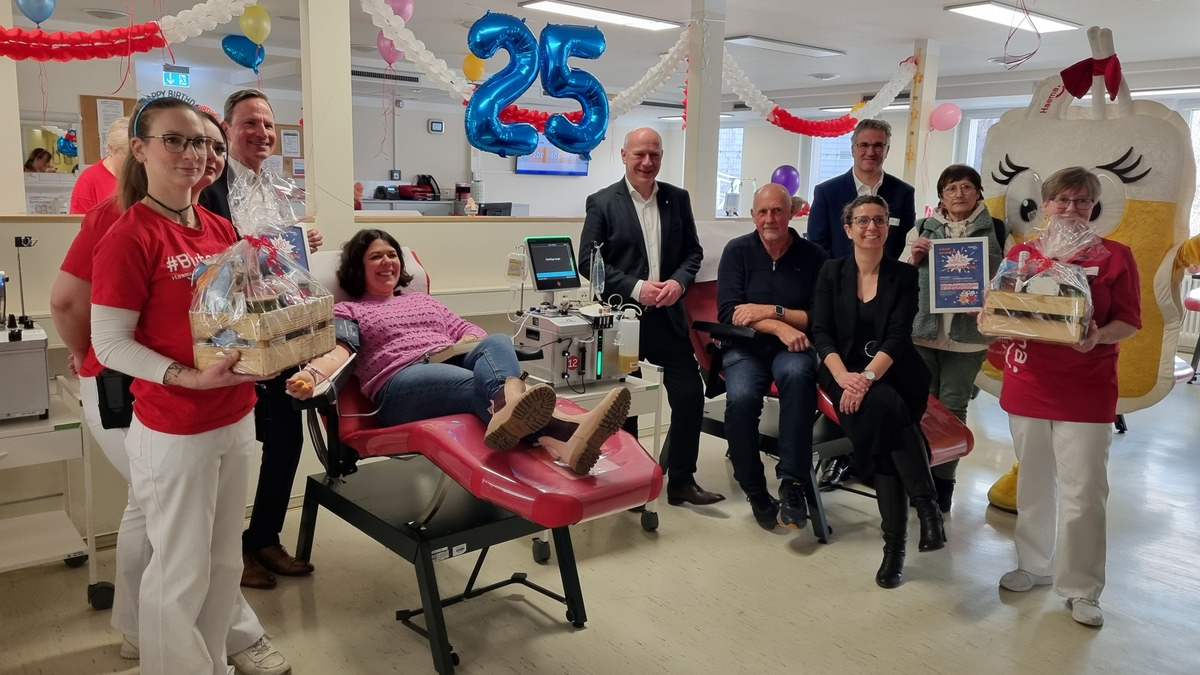Hellersdorf: Haema Blut- und Plasmaspendezentrum wird 25 / Kai Wegner und Nadja Zivkovic feiern ein / Vierteljahrhundert Leben retten - Foto: presseportal.de