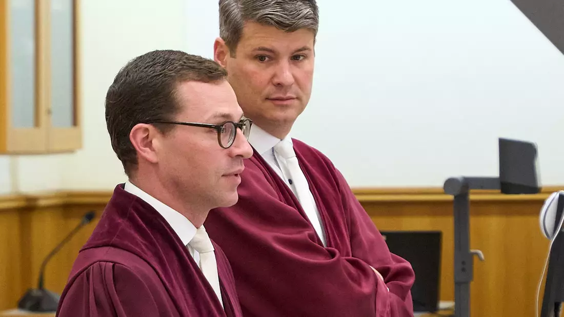 Oberstaatsanwalt Barrot (rechts) sieht die wehrhafte Demokratie gestärkt. - Bild: Thomas Frey/dpa