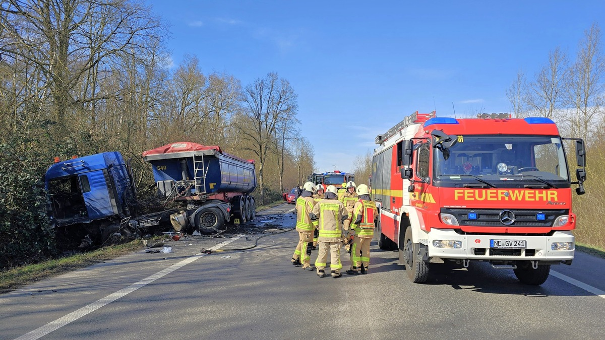 FW Grevenbroich: Zwei Tote nach schwerem Verkehrsunfall zwischen PKW und LKW bei Grevenbroich - Foto: presseportal.de