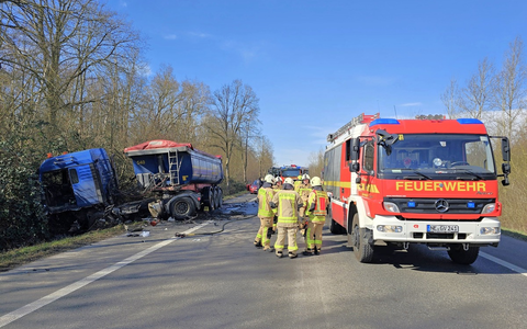 FW Grevenbroich: Zwei Tote nach schwerem Verkehrsunfall zwischen PKW und LKW bei Grevenbroich - Foto: presseportal.de