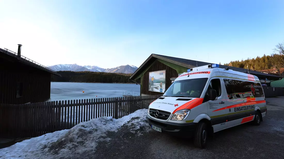 Eine Frau steht am Ufer des zugefrorenen Eibsees, nahe der Stelle an der am Nachmittag mehrere Menschen im Eis eingebrochen waren. - Bild: Karl-Josef Hildenbrand/dpa