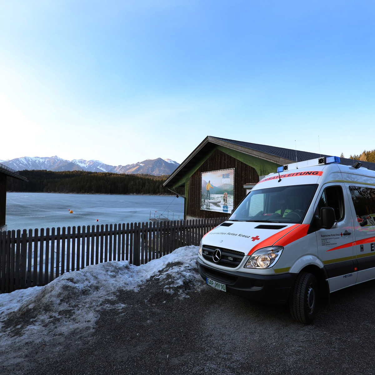 Eine Frau steht am Ufer des zugefrorenen Eibsees, nahe der Stelle an der am Nachmittag mehrere Menschen im Eis eingebrochen waren. - Foto: Karl-Josef Hildenbrand/dpa