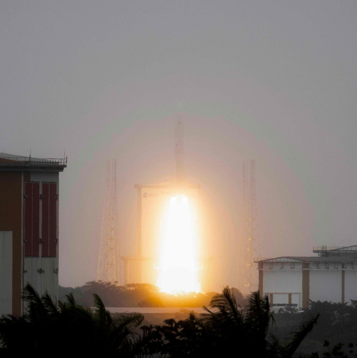 An Bord hatte die Rakete einen Satelliten der französischen Luftwaffe.  - Foto: Ronan Lietar/AFP/dpa
