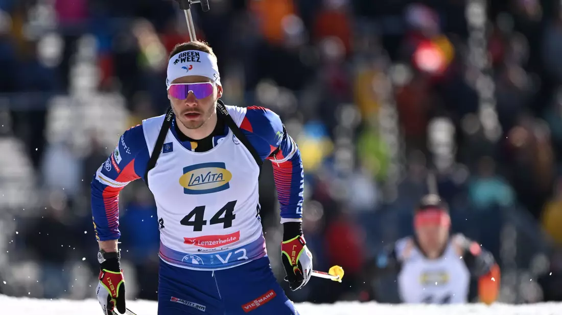 Feiert einen Sprintsieg: Frankreichs Biathlet Emilien Jacquelin. - Bild: Martin Schutt/dpa