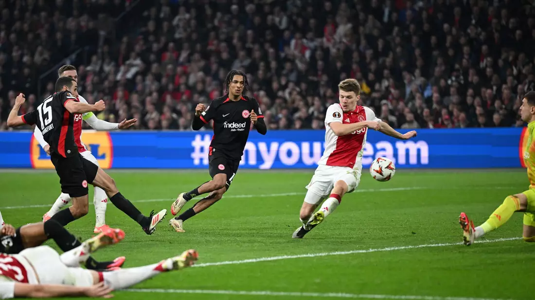 Brian Brobbey brachte Ajax Amsterdam früh in Führung. - Bild: Arne Dedert/dpa