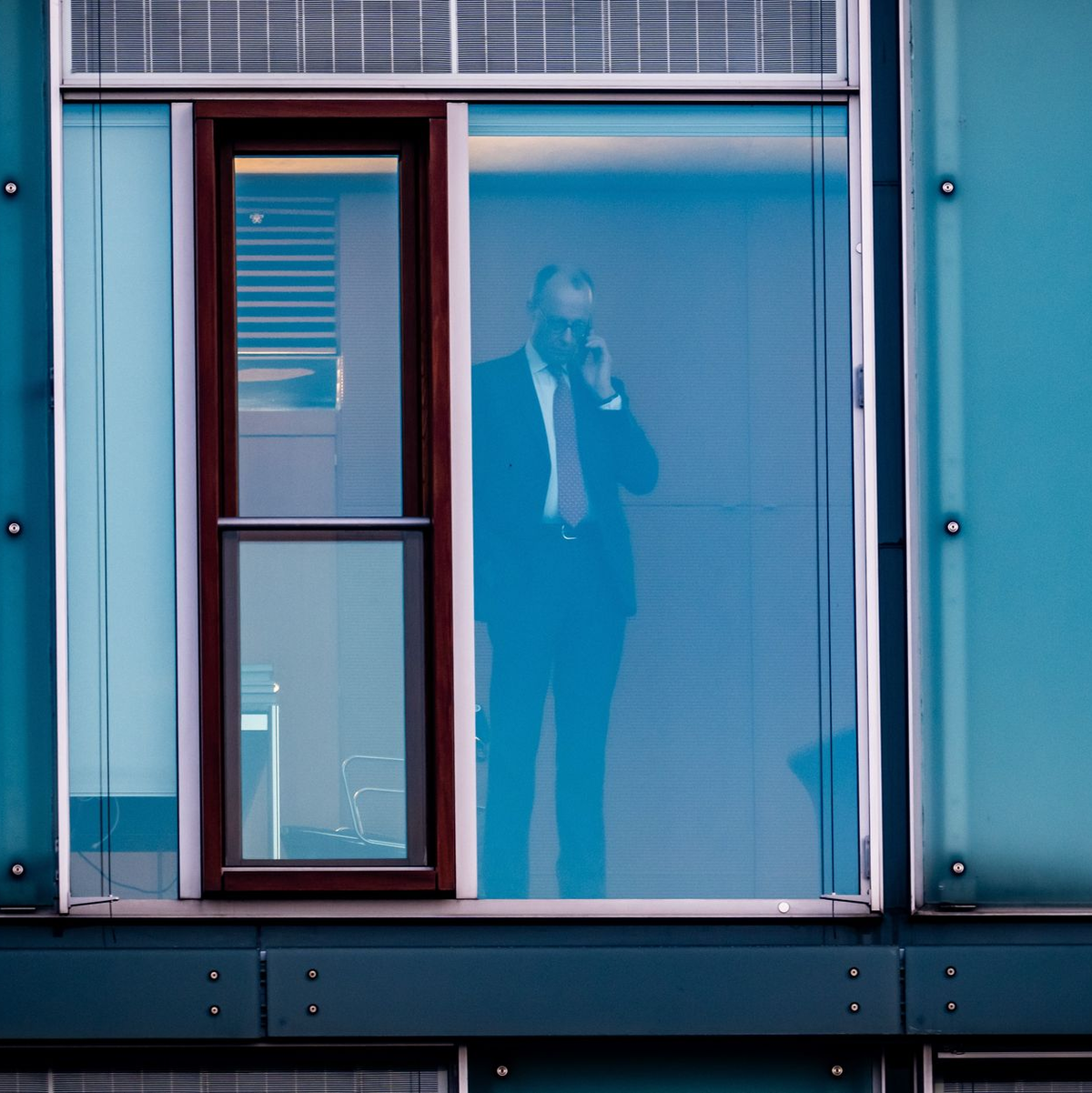 In einer Pause kommen Verhandler von Union und SPD auf eine Terrasse an der Spree. - Foto: Michael Kappeler/dpa