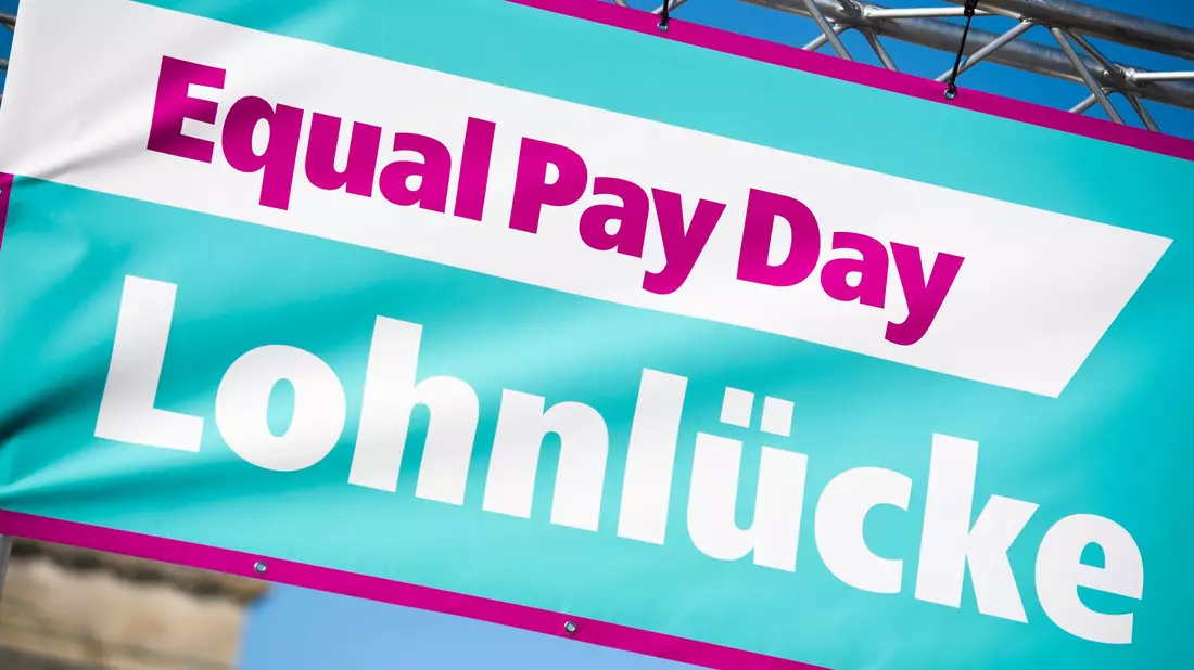 Der Aktionstag Equal Pay Day will auf das geschlechtsspezifische Lohngefälle zwischen Frauen und Männern aufmerksam machen. (Archivbild) - Bild: Christophe Gateau/dpa/dpa-tmn