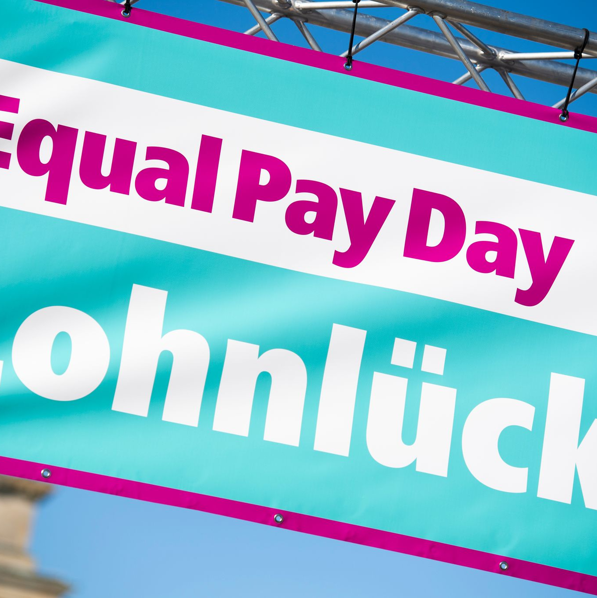 Der Aktionstag Equal Pay Day will auf das geschlechtsspezifische Lohngefälle zwischen Frauen und Männern aufmerksam machen. (Archivbild) - Foto: Christophe Gateau/dpa/dpa-tmn