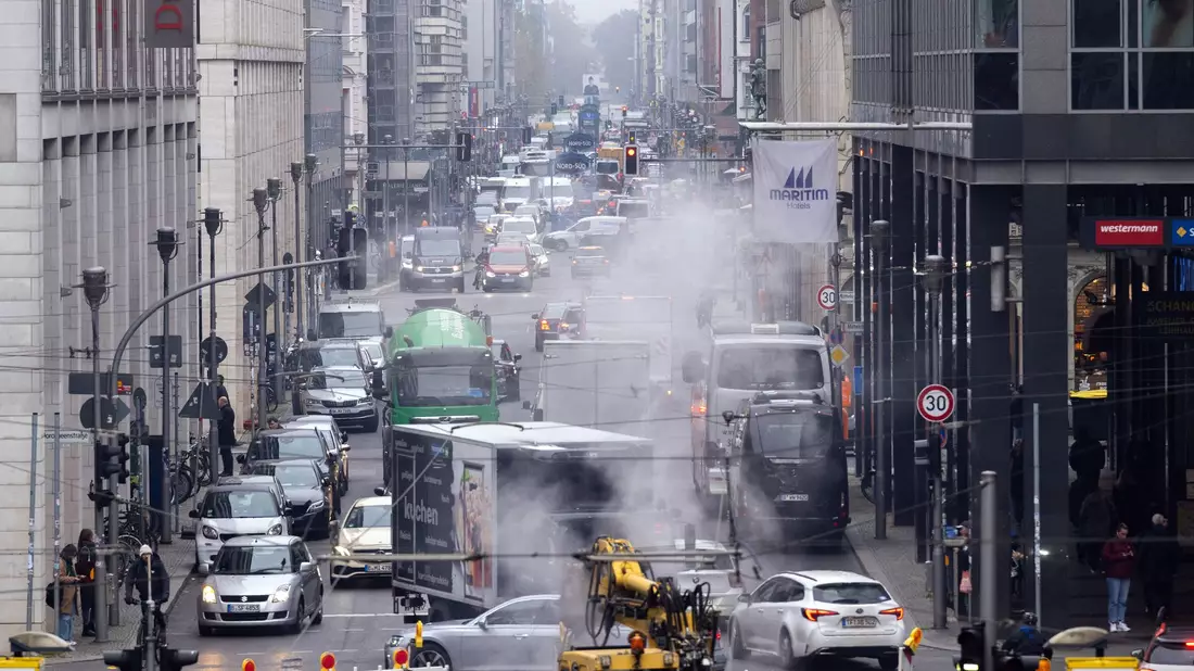 Für einen Stau reicht es noch leicht, doch die Zahl der Autos in Berlin ist 2024 gesunken. (Archivbild) - Bild: Soeren Stache/dpa/ZB