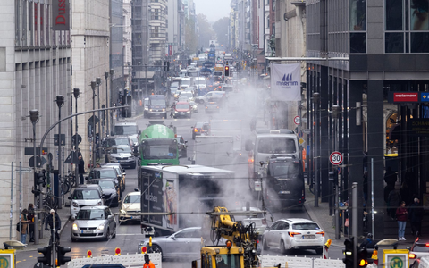 Für einen Stau reicht es noch leicht, doch die Zahl der Autos in Berlin ist 2024 gesunken. (Archivbild) - Foto: Soeren Stache/dpa/ZB Für einen Stau reicht es noch leicht, doch die Zahl der Autos in Berlin ist 2024 gesunken. (Archivbild) - Foto: Soeren Stache/dpa/ZB