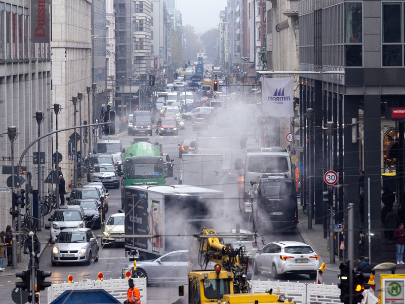 Für einen Stau reicht es noch leicht, doch die Zahl der Autos in Berlin ist 2024 gesunken. (Archivbild) - Foto: Soeren Stache/dpa/ZB