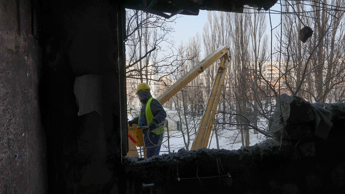 Charkiw, vor dem Krieg eine Millionenstadt, ist aufgrund der Nähe zur Grenze besonders häufig von russischen Luftangriffen betroffen.  - Foto: Viacheslav Madiievskyi/Ukrinform/dpa