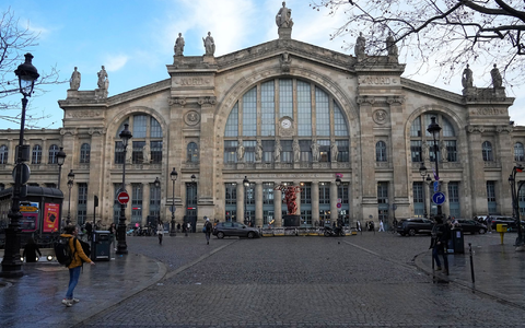 In der Nähe der Gleise wurde eine Bombe aus dem Zweiten Weltkrieg gefunden. - Foto: Michel Euler/AP/dpa