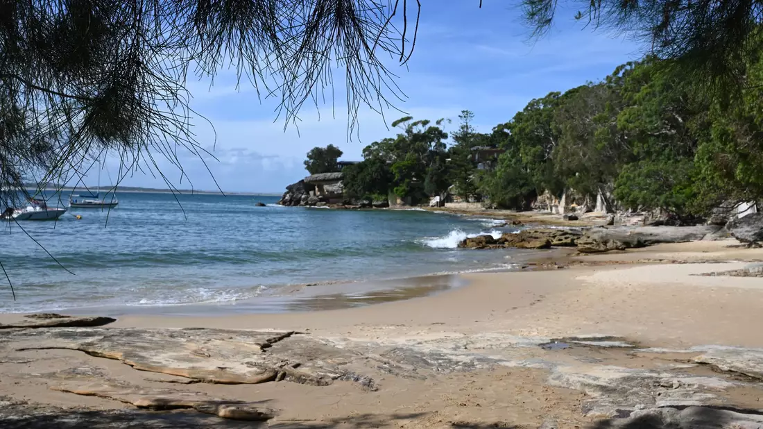 Augenzeugen am Gunyah Beach eilten der Frau zu Hilfe - und retteten ihr vermutlich das Leben. - Bild: Dean Lewins/AAP/dpa