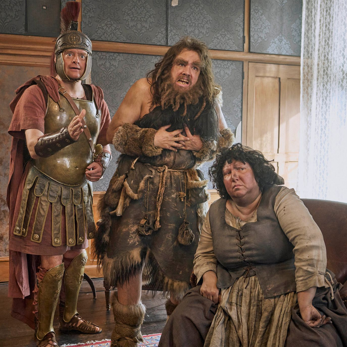 Emma und Felix haben gespenstische Untermieter. - Foto: Frank Dicks/WDR/BBC Studios/dpa