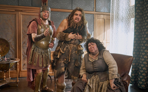 Emma und Felix haben gespenstische Untermieter. - Foto: Frank Dicks/WDR/BBC Studios/dpa