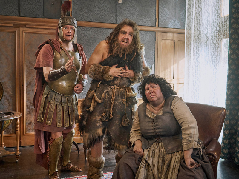 Emma und Felix haben gespenstische Untermieter. - Foto: Frank Dicks/WDR/BBC Studios/dpa