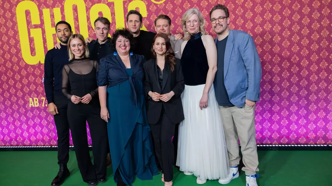 Der Ghosts-Cast bei der Premiere in Köln. - Bild: Rolf Vennenbernd/dpa