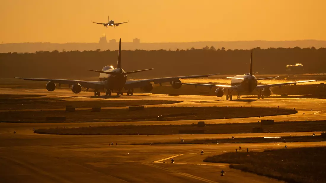 Am Frankfurter Flughafen ist ein Warnstreik der Beschäftigten im öffentlichen Dienst angekündigt.  - Bild: Boris Roessler/dpa