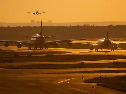 Am Frankfurter Flughafen ist ein Warnstreik der Beschäftigten im öffentlichen Dienst angekündigt. - Foto: Boris Roessler/dpa