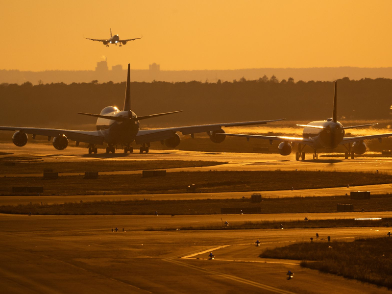 Am Frankfurter Flughafen ist ein Warnstreik der Beschäftigten im öffentlichen Dienst angekündigt.  - Foto: Boris Roessler/dpa