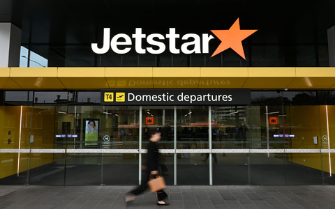 Der Vorfall ereignete sich an Bord einer Maschine der australischen Airline Jetstar. (Symbolbild) - Foto: James Ross/AAP/dpa Der Vorfall ereignete sich an Bord einer Maschine der australischen Airline Jetstar. (Symbolbild) - Foto: James Ross/AAP/dpa