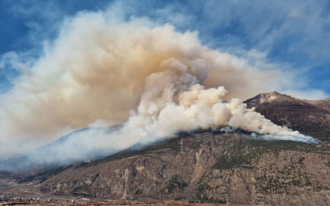 Der Brand war am Donnerstag oberhalb von Latsch im Vinschgau ausgebrochen. - Foto: LPA/Landesfeuerwehrverband/APA/dpa
