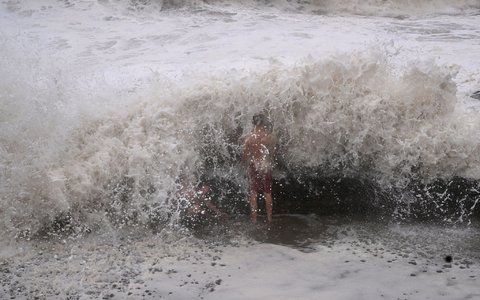 Das tropische Tiefdruckgebiet «Alfred» bewegt sich auf Australiens Ostküste zu. - Foto: Dave Hunt/AAP/dpa Das tropische Tiefdruckgebiet «Alfred» bewegt sich auf Australiens Ostküste zu. - Foto: Dave Hunt/AAP/dpa