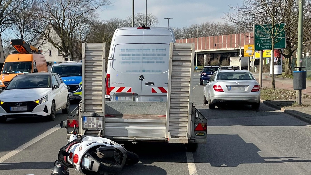 POL-DU: Duissern: Mofa-Fahrerin kollidiert mit Anhänger und verletzt sich schwer - Foto: presseportal.de
