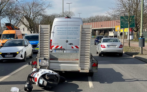 POL-DU: Duissern: Mofa-Fahrerin kollidiert mit AnhÀnger und verletzt sich schwer - Foto: presseportal.de POL-DU: Duissern: Mofa-Fahrerin kollidiert mit AnhÀnger und verletzt sich schwer - Foto: presseportal.de
