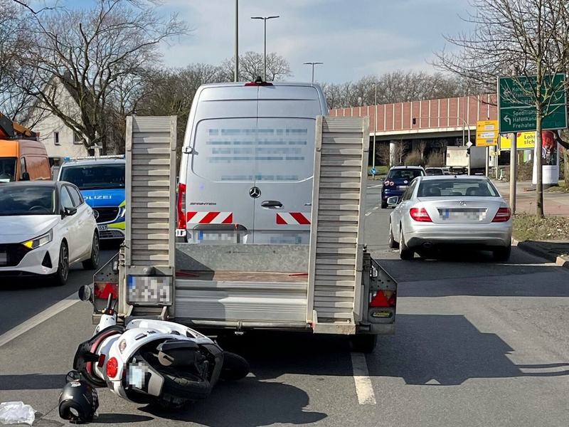 POL-DU: Duissern: Mofa-Fahrerin kollidiert mit Anhänger und verletzt sich schwer - Foto: presseportal.de