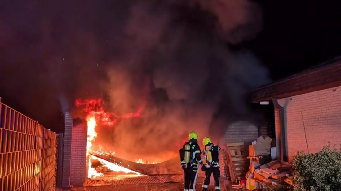 FW Bergheim: Feuerwehr löscht Garagenbrand in Bergheim PKW rechtzeitig ins Freie gefahren - Einsatz nach zwei Stunden beendet - Bild: presseportal.de
