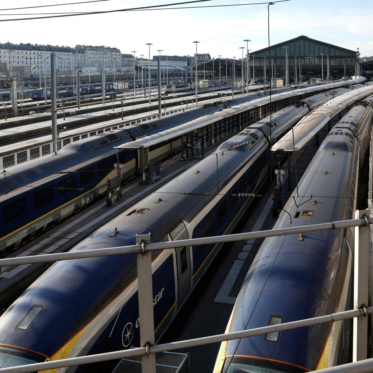 Auch Eurostar-Fernzüge von Paris durch den Eurotunnel nach London sind betroffen. - Foto: Geoffroy Van Der Hasselt/AFP/dpa
