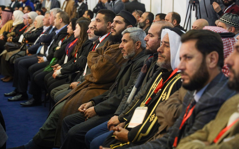 Wie es in Syrien - hier Teilnehmer an einer Konferenz für nationalen Dialog - nach dem Sturz von Langzeitmachthaber Baschar al-Assad weitergeht, ist offen.  - Foto: Omar Albam/AP/dpa