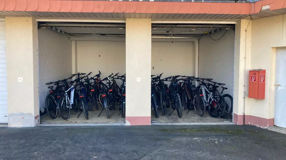 POL-MR: Marburg/ Cölbe: Polizei stellt 35 Pedelecs und Zubehör sicher- Ermittlungen dauern an - Bild: presseportal.de
