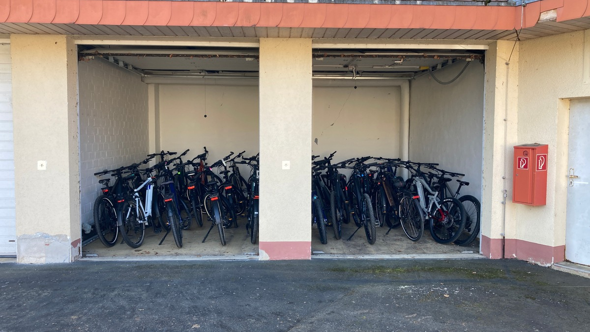 POL-MR: Marburg/ Cölbe: Polizei stellt 35 Pedelecs und Zubehör sicher- Ermittlungen dauern an - Foto: presseportal.de