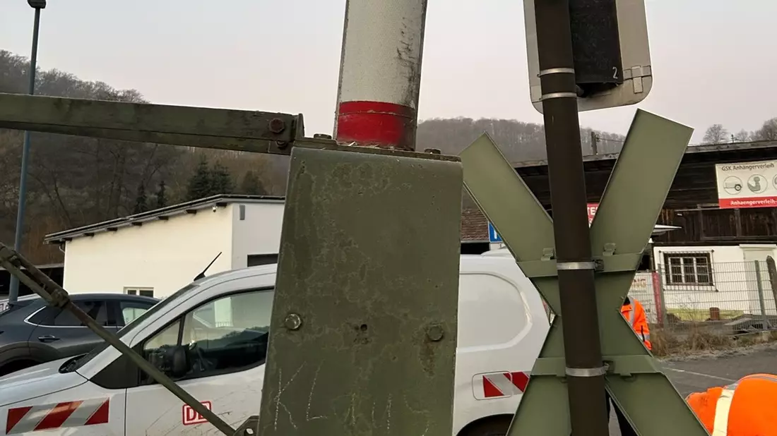 POL-PDKL: LKW beschädigt Bahnschranke - Bild: presseportal.de