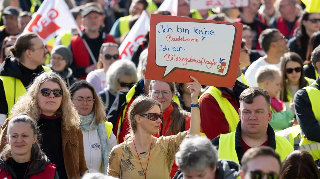 Verdi organisiert große Warnstreiks. - Bild: Sebastian Kahnert/dpa