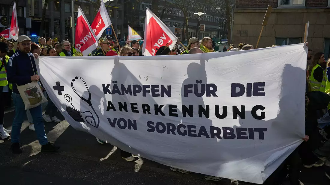 Frauen im Mittelpunkt: Verdi verlangt mehr Geld.  - Bild: Bernd Thissen/dpa